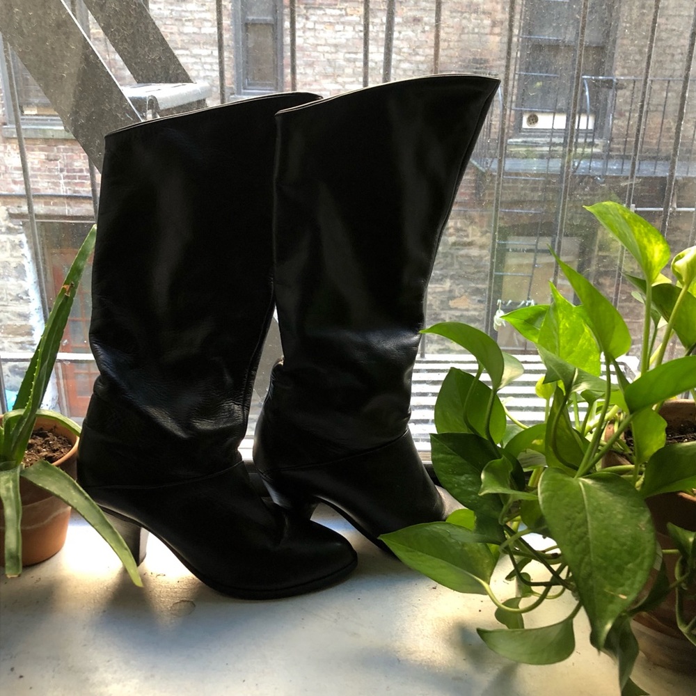 Black slouchy Frye boots size 6
